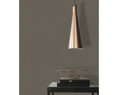 Dekorativ tapet med textil struktur i vardagsrum med lampa och dekoration.