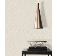 Scen med textilväv, lampa, skål och bord