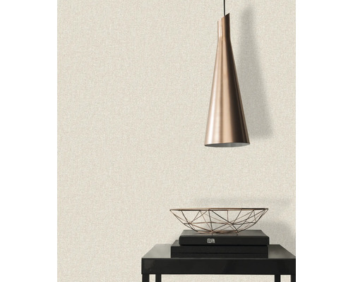 Scen med textilväv, lampa, skål och bord