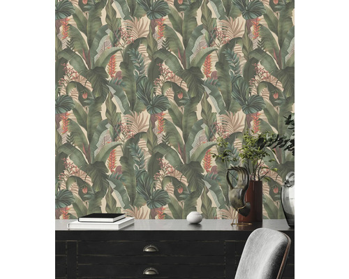 Väggdesign med botaniskt tapetmönster i vardagsrummet