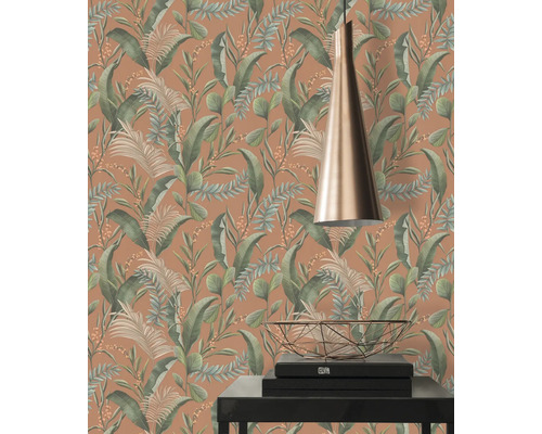 Rum med tropisk blad tapet, lampa och dekoration