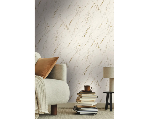 Dekorativt vardagsrum med soffa och mönstrad tapet