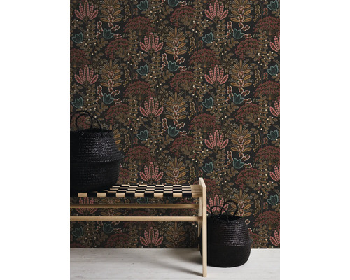 Dekorativ tapet med blommönster i ett rum med en bänk och två svarta korgar