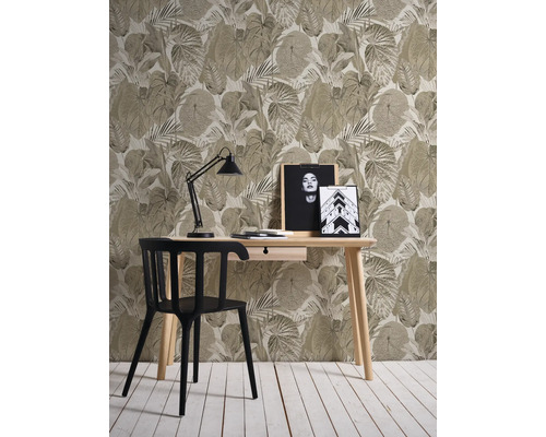 Arbetsrum med skrivbord, stol, skrivbordslampa och blommig tapet