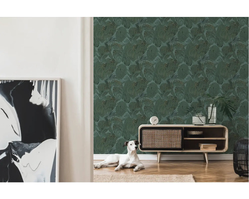 Vardagsrum med grön bladstapeter, byrå och hund