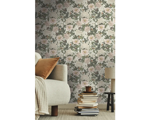 Vardagsrum med blommönstrad tapet, soffa och sidobord