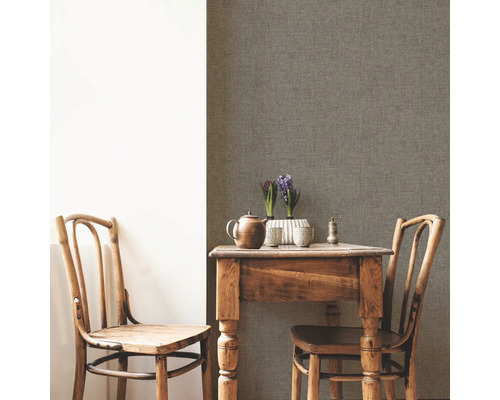 Rumsutsikt med linnetapet, träbord och stolar