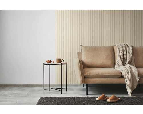 Vardagsrum med soffa, sidobord och väggpaneler