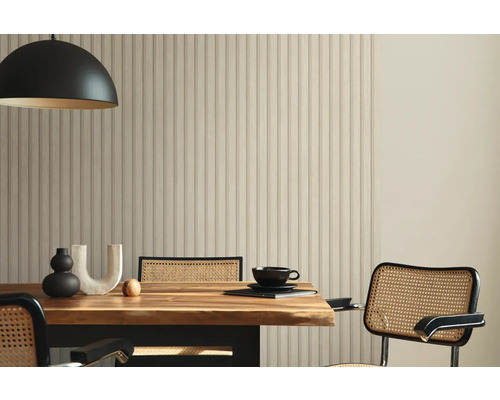 Matsal med träbord, stolar, lampa och väggbeklädnad
