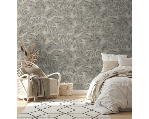 Ljust sovrum med mönstrad tapet, säng, fåtölj och matta