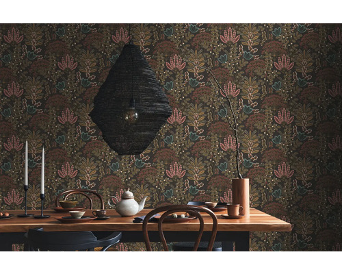 Dekorerat rum med blommig tapet, matbord och lampa