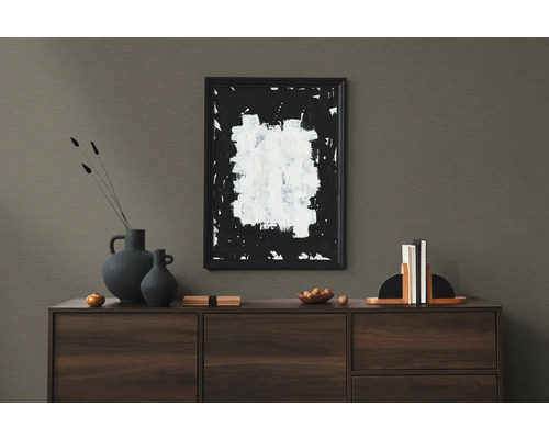 Dekorativ scen med skänk, målning, vaser och bokstöd