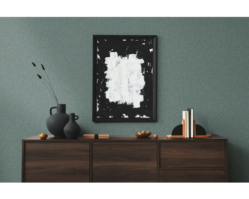 Vardagsrum med skänk, dekoration och inramad bild