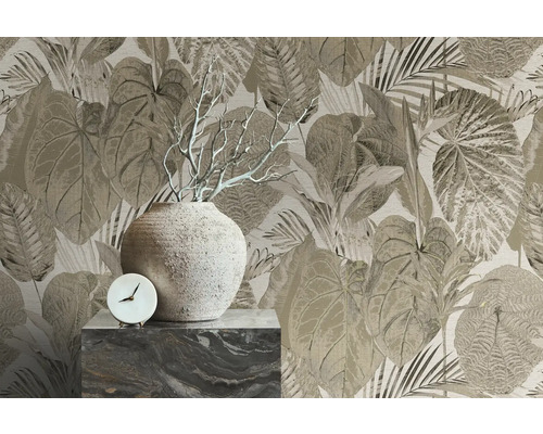 Dekorativ tapet med växtmönster, vas och klocka på en sockel