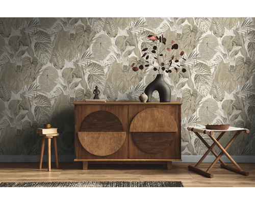 Vardagsrum med mönstrad tapet, träskänk och dekorationer för en mysig atmosfär