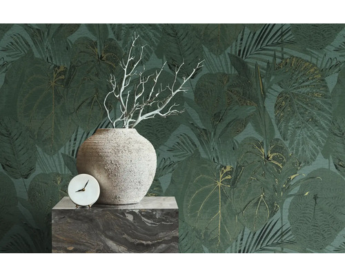 Scen med en vas, en dekorativ gren, en klocka och en blad tapet