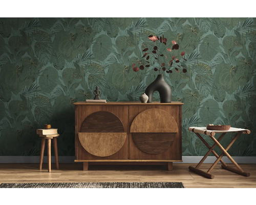 Vardagsrum med grön blad-tapet, träskänk och pallar