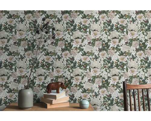 Rum med blommig tapet, bord, dekoration och stol