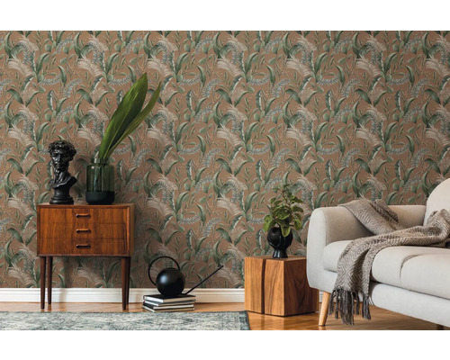 Dekorativt vardagsrum med brun tapet med djungelmönster, soffa och trämöbler.