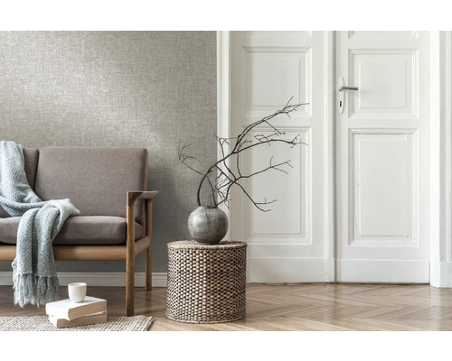 Vardagsrum med soffa, sidobord och tapet