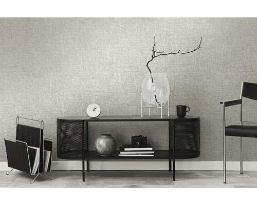 Vardagsrum med grå textil tapet, svart sideboard, tidningsställ och dekorativa tillbehör