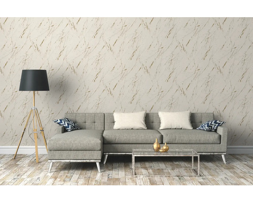 Vardagsrum med grå soffa, golvlampa och tapet med abstrakt mönster