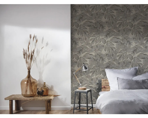 Sovrum med blommig tapet, säng och sidobord