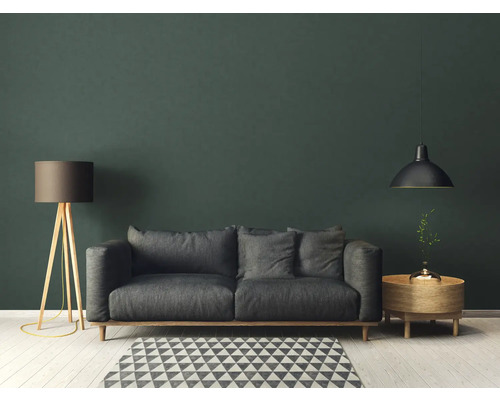 Vardagsrum med grå soffa, golvlampa och taklampa