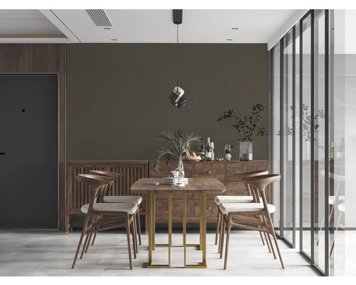 Ljust matrum med träbord, stolar och skänk för en vänlig atmosfär.