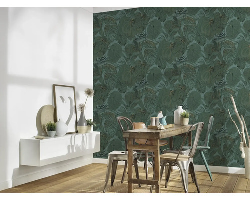 Matsal med träbord, stolar och vägg med blad tapeter