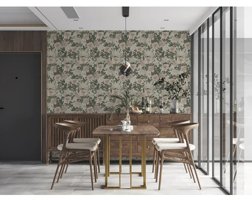 Matsal med blommig tapet, träbord och stolar.