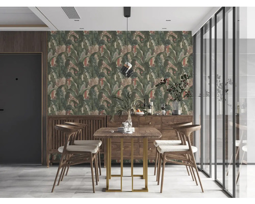 Matsal med matbord, stolar och tapet med växtmönster