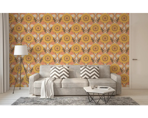 Vardagsrum med retrotapet med solrosmönster, soffa, golvlampa och matta