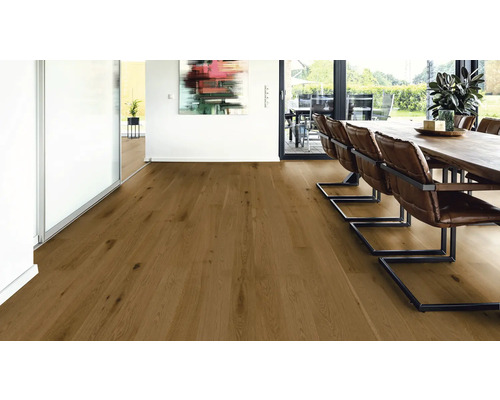 Ljust vardagsrum med trägolv och matgrupp