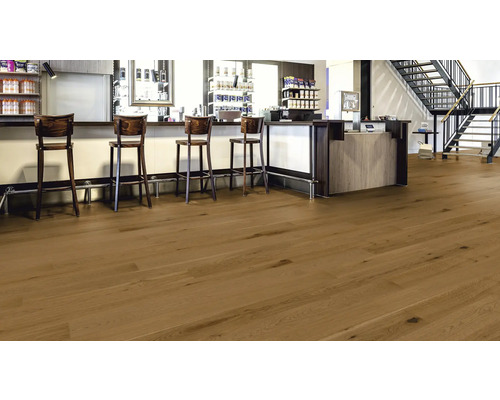 Interiör med trägolv, bar och trappa