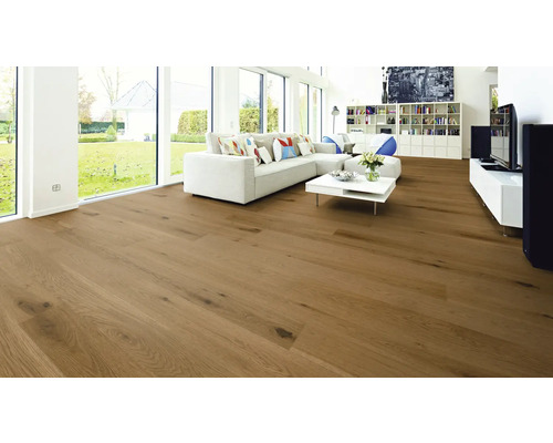 Vardagsrum med ljus soffa, bord och trägolv