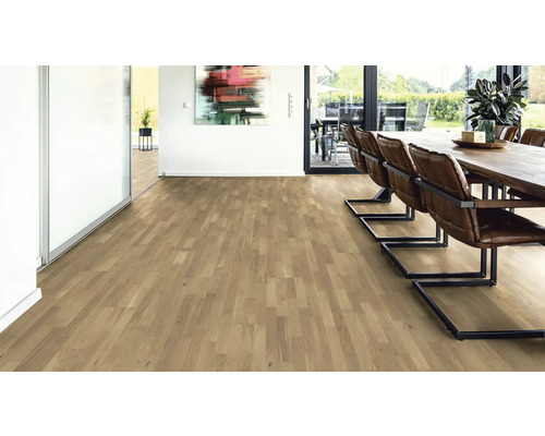 Ljust rum med trägolv, matbord och stolar