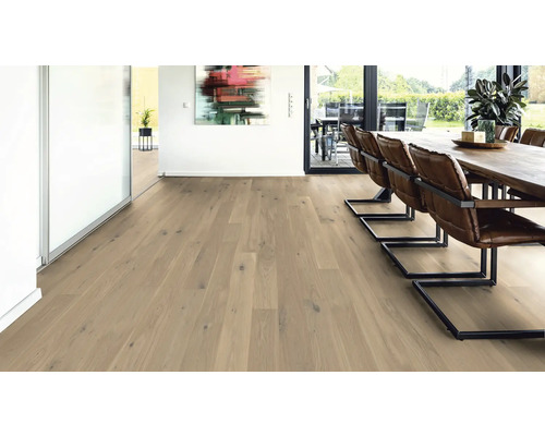 Ljust vardagsrum med trägolv, matbord och stolar.