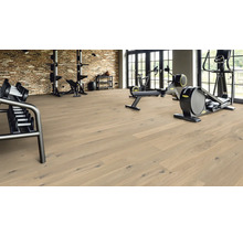 Gym med hantelställ, träningsutrustning och ljust trägolv