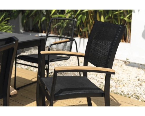 Trädgårdsscen med stolar av metall och trä