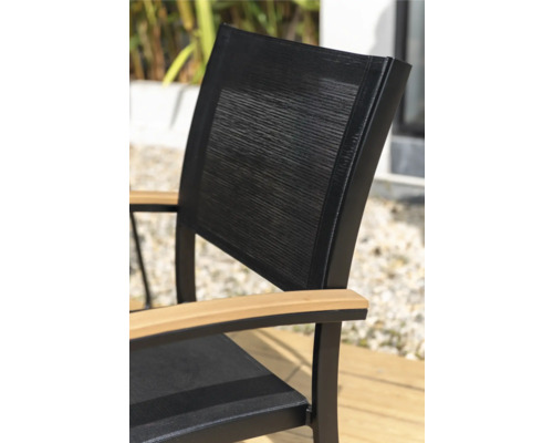 Detaljvy av en trädgårdsstol med textilklädsel och armstöd i trä