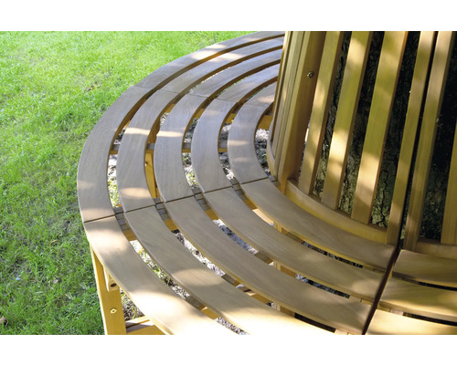 Trädbänk i trä i trädgården