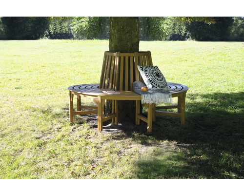 Träbänk runt ett träd med kudde och filt i trädgården