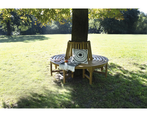 Trädbänk med kudde och filt i trädgården