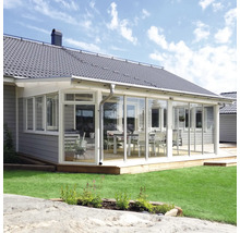 Fristående sommarhus med glasfasad och terrass