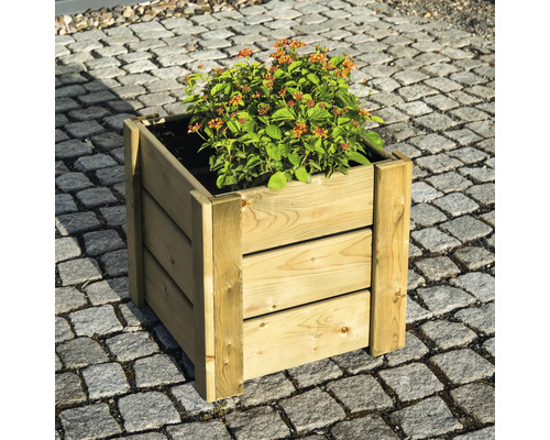 Fyrkantig blomlåda i trä med plantering