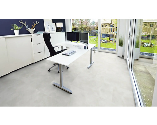 Modernt kontor med ljust golv, skrivbord och kontorsmöbler.