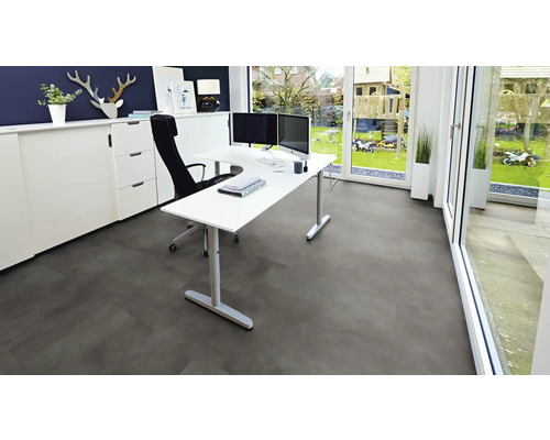 Kontorsrum med skrivbord, kontorsstol och grått vinylgolv