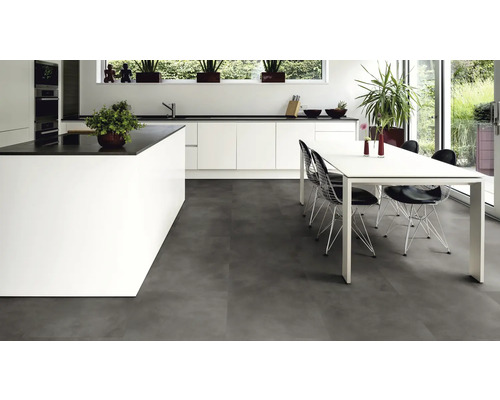 Modernt kök med köksö, matbord och golvbeläggning