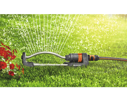 Gardena-sprinkler i drift på gräsmatta